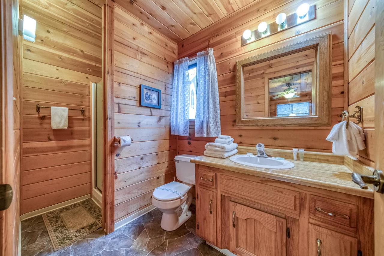 Black Bear Cabin ベース・レイク エクステリア 写真